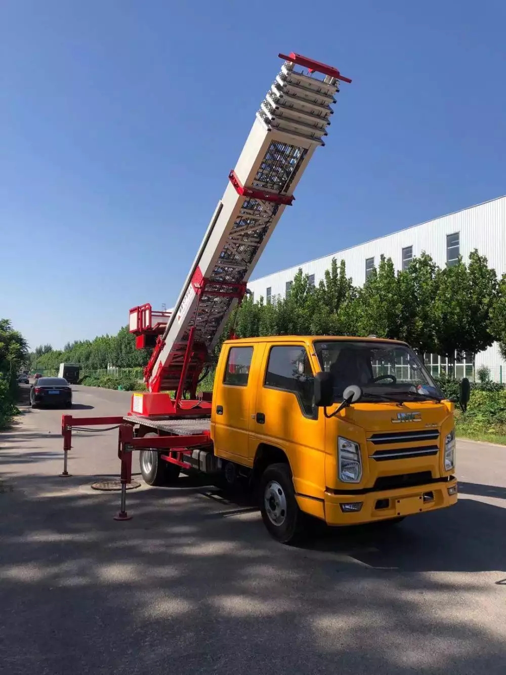 遂平附近的云梯车出租服务：轻松解决高空作业需求